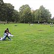 公園にはまだまだピクニックを楽しむ人がたくさん。