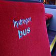 椅子のひとつひとつにも「水素バス」の表示が