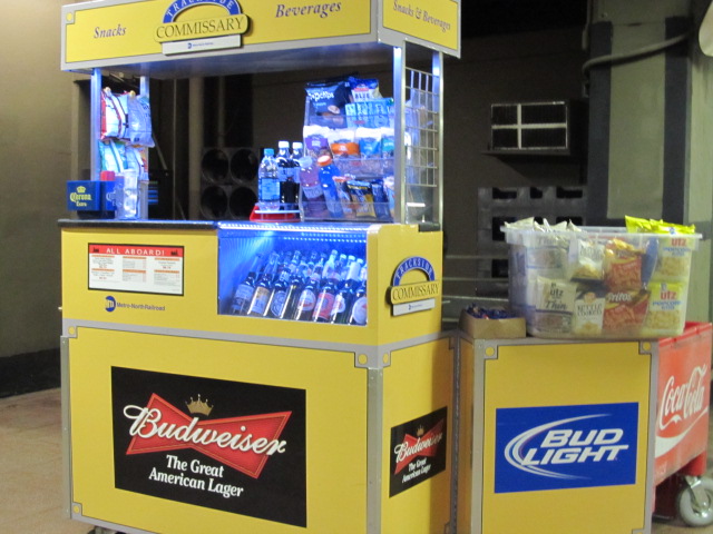 ホーム近くではビール売り場も