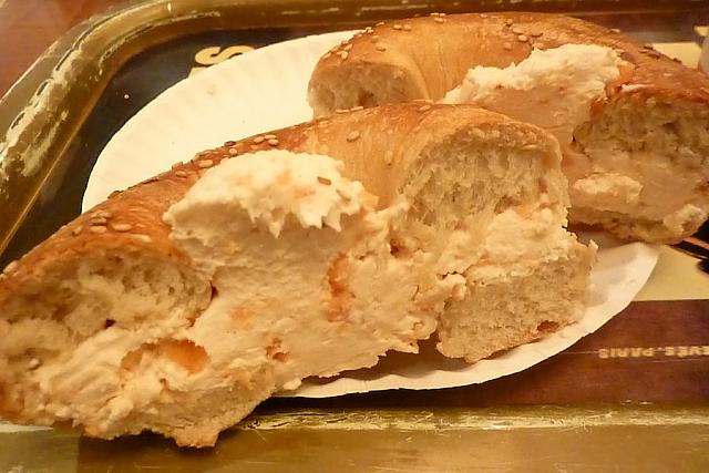 サーモンのピンク色がクリームチーズに移りこんだ鮮やかなスプレッドです