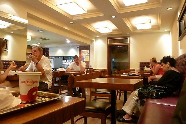 落ち着いた店内