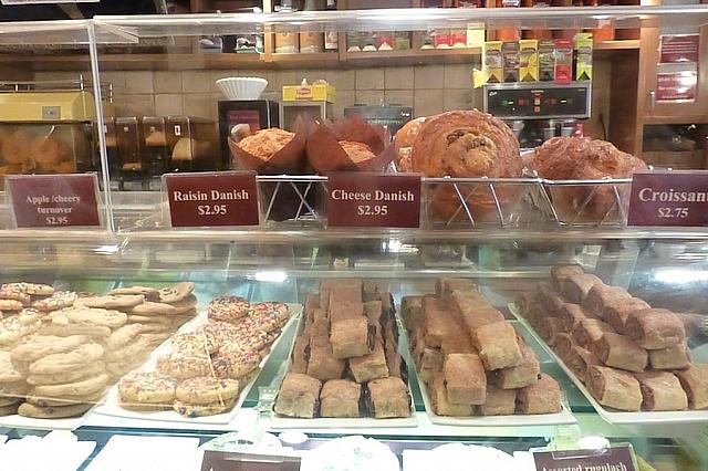 デニッシュも全部店内で作られています