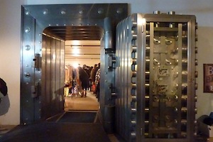 これ、映画とかで見た事ある金庫の扉ですよね？