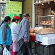 夕方は路上のお惣菜屋さんが大繁盛。中国各地、台湾、香港、いろいろなお店が目に付きます。<br>ナビも夕食買っちゃおうかな～