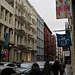 ソーホーの魅力はキャスト・アイアンビルに看板代わりの各ショップの旗がアクセントになった街並み。