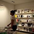 美術館につきもののギフトショップはこちらでは写真集特化の本屋さん。