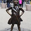 なんと国際女性デー前夜の3月7日に女の子の銅像が登場。<br>Fearless Girlと呼ばれ、あっという間に大人気になりました。