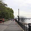 ニューヨークの西側を流れるハドソン川沿いです。遊歩道が整備されていてお散歩スポットでもあるんですよ～。