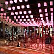 お目当てはウィンターガーデンで開催中のルミナリエ・ショー。<br>天井につるされた四角いランタンのライトショー。