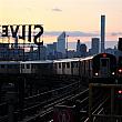 ナビの地下鉄7番線の楽しみはマンハッタンが見える景色。これはクイーンズボロプラザ駅。