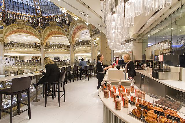 Vue sur Coupole。開放的な空間が広がります(C)Galeries LAFAYETTE