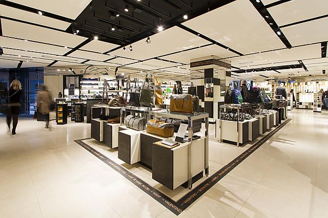 紳士服ならお任せ(C)Galeries LAFAYETTE
