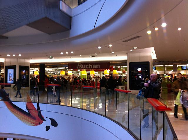 お隣は巨大スーパー、Auchan