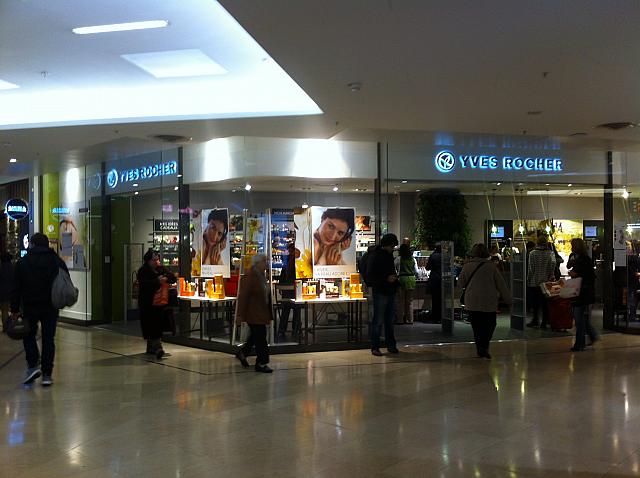 仏発、プチプラコスメブランドのYves Rocher。エステも併設しています。