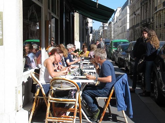 テラス席で食事を楽しむ人たち