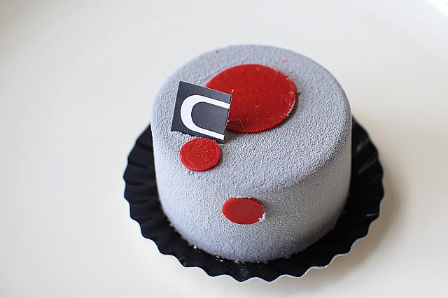 夜の神秘的なイメージを思わせる「エキノクス」。ケーキにしてはめずらしい色。
