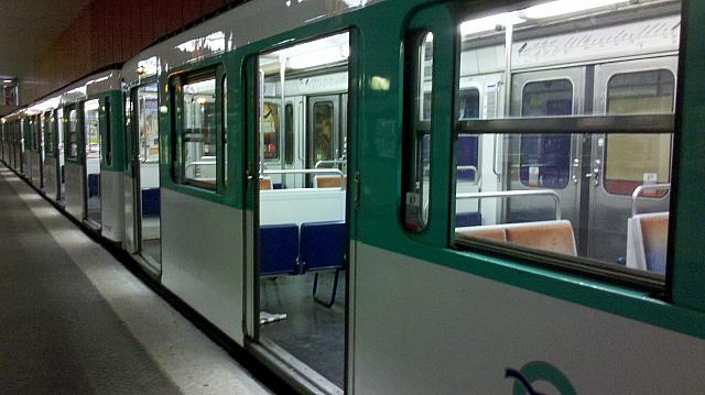メトロの車内は厳しい顔の方で！