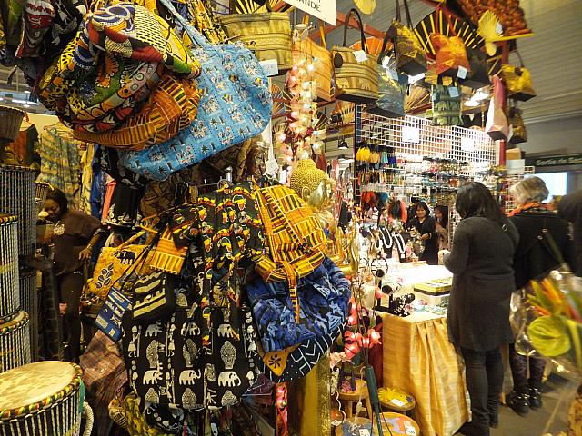 アフリカの民芸品も購入可能！