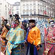 京劇の役者に扮したムッシュたちも練り歩きます。パリで見るととてもエキゾチック。