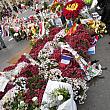 広場中央にあるマリアンヌ像の周りには大勢の人が訪れ、献花をしていきます。
