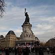 11月13日に大きなテロ事件のあったパリ。レピュブリック広場は追悼のシンボル的存在になっています。