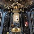 祭壇の裏側にある聖マリアのチャペルは一見の価値あり。パリに来たときはぜひ立ち寄ってみて下さい。