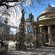 パリ8区と17区の境にあるモンソー公園です。重厚でクラシックな門はまさにパリの公園。