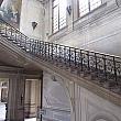建物もずっしりとしてアカデミックな雰囲気ですよ。この階段を上ると博物館です。