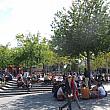 ここはレピュブリック広場。今日はいつもより沢山の人で賑わっています。