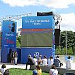 2つのスクリーンに試合の模様が中継されています。この日はオランダ対カメルーン。