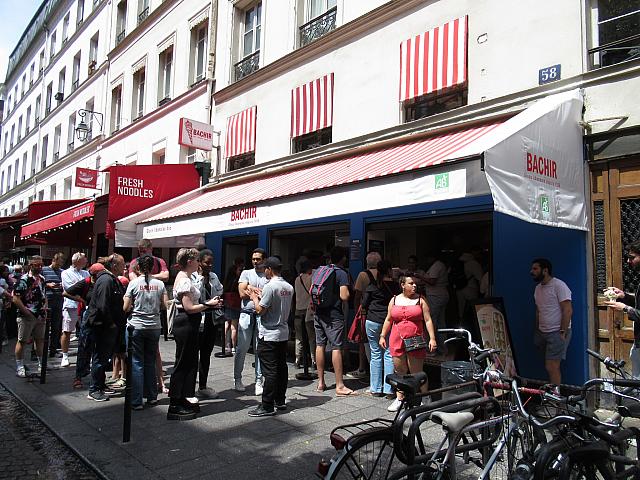 行列のできる人気店です！