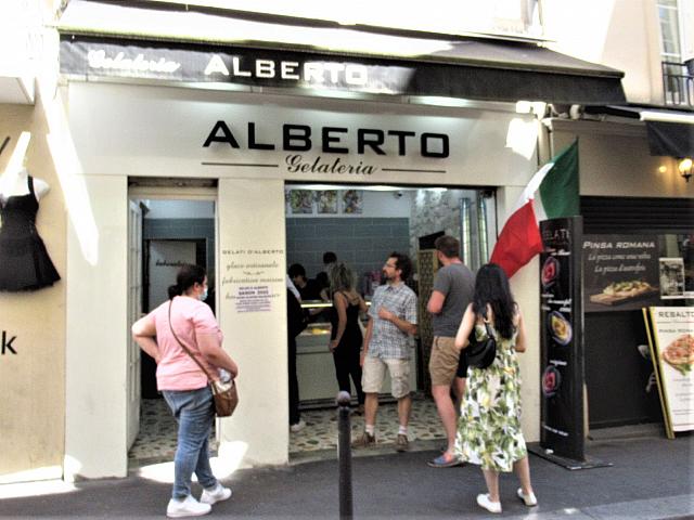 イタリアの旗が目印