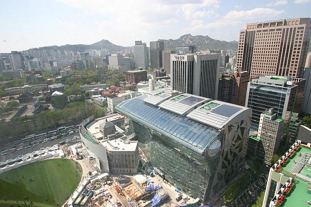 高層階からみた新旧の市庁と徳寿宮。丸見え！