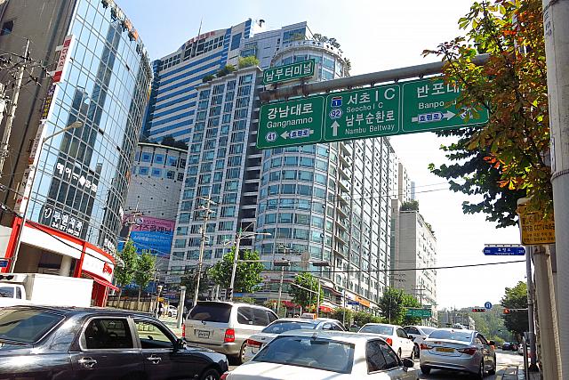 近くの大通りの様子