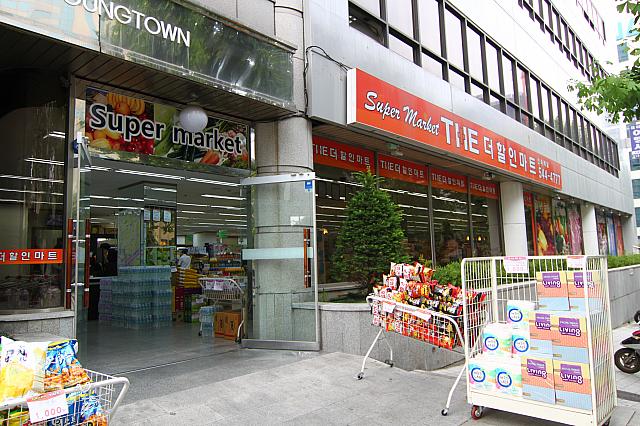 近くには地元のスーパーも