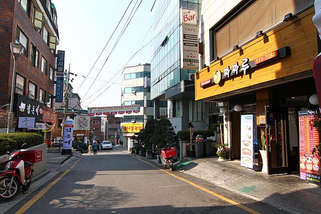 裏通りにも飲食店がたくさん