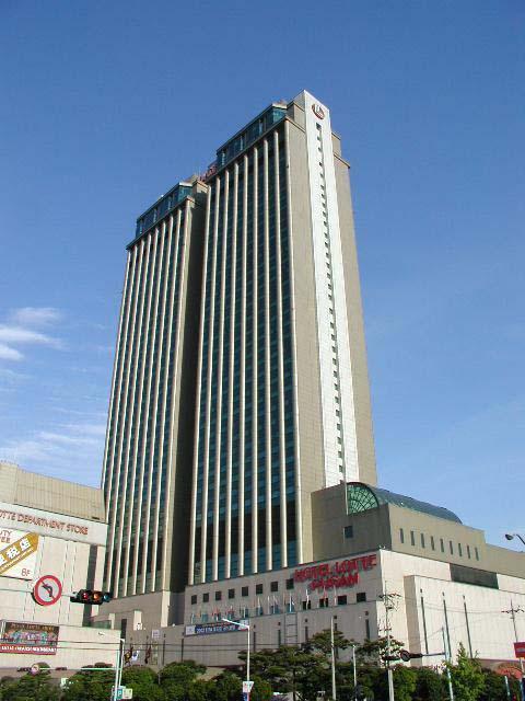 西面にそびえ立つロッテホテル！