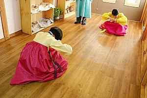 一番敬意を表すお辞儀。滑らかにするのはなかなか難しい・・・