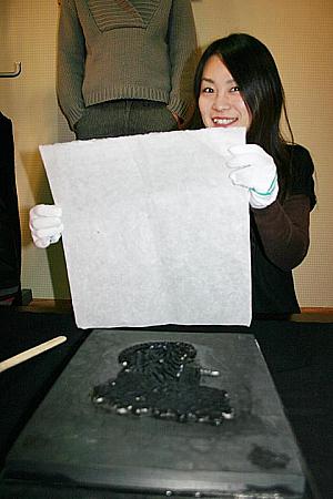 韓紙（ハンジ）をおきます。ちょっとキンチョー。