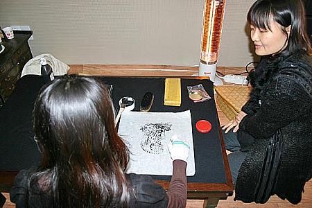 最後に「カササギと虎」と彫られたハンコを押して完成！