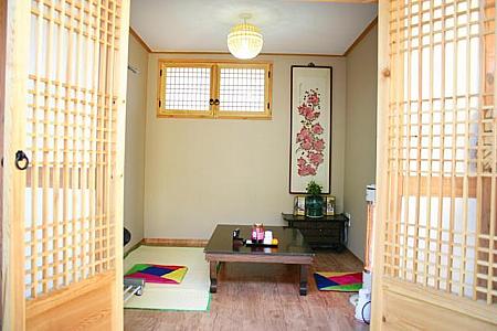 寒い今の季節は右の部屋の中で。マダン（中庭）から直接入る個室になっています。