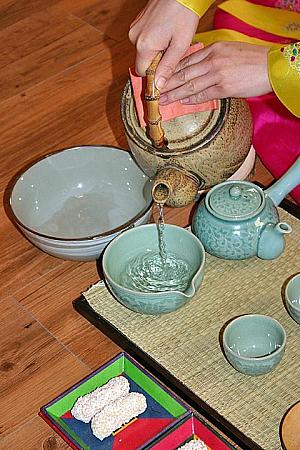 まず、小さいボールに特大サイズの急須に入ったお湯を注ぎます。こうやって温度を少し下げて調節するそう。