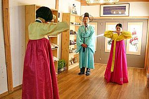 一番敬意を表すお辞儀。滑らかにするのはなかなか難しい・・・