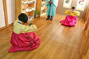 一番敬意を表すお辞儀。滑らかにするのはなかなか難しい・・・