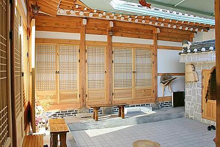 寒い今の季節は右の部屋の中で。マダン（中庭）から直接入る個室になっています。