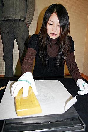 木のブロックみたいなので擦ります。うまく出来るかな・・・ドキドキ