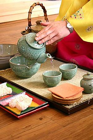 ちっちゃな湯のみに注ぎます。片方だけに一度に入れず、少しずつ分けて入れないといけません！