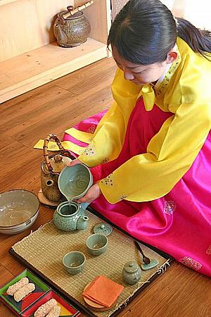 さっきのボールのお湯を急須に注ぎます。両手でするのがポイント！