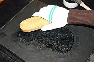 余分な墨をブラシでこすり取ります。