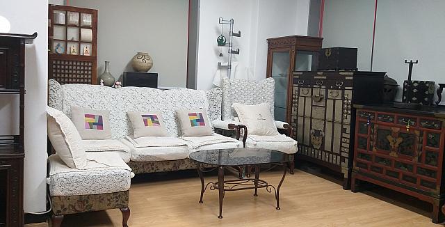 大きなソファーが置かれたアットホームな店内。